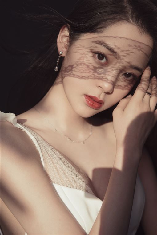 星二代歐陽娜娜加入索尼音樂的第1首自創曲，被網友抓包疑似抄襲。 圖：索尼音樂/提供