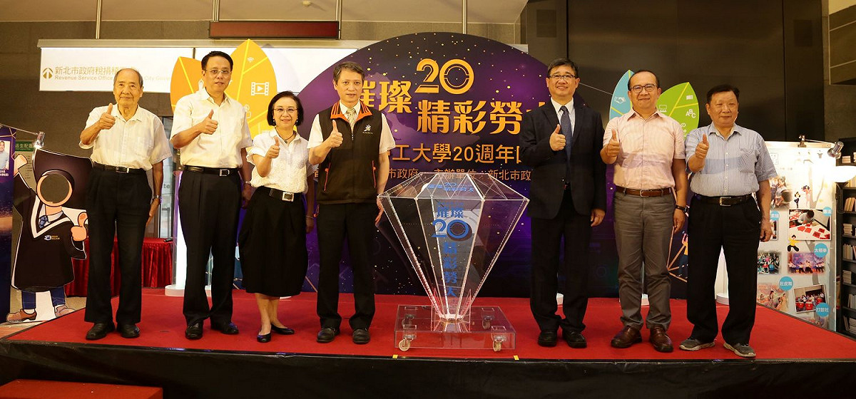 板橋社大主任張則周（左起）、致理科大主任余彥傑、職業總工會理事長游麗玉、勞工局長陳瑞嘉、勞動部綜規司長王厚誠、政大法律系副教授林良榮等人出席「新北市勞大20週年回顧展」。  圖：新北市勞工局提供