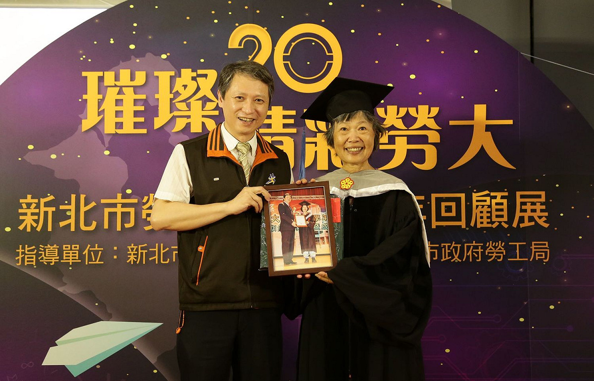 第一屆結業生王寶鐶回娘家一齊慶20週年，局長陳瑞嘉特送上王寶鐶當年結業照。  圖：新北市勞工局提供