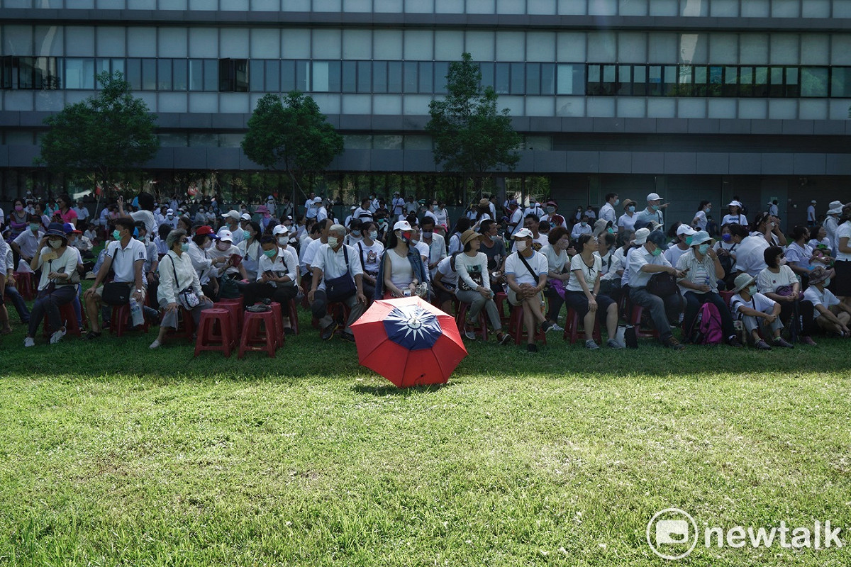 韓粉在鳳山市政中心外集結。 圖：張良一/攝