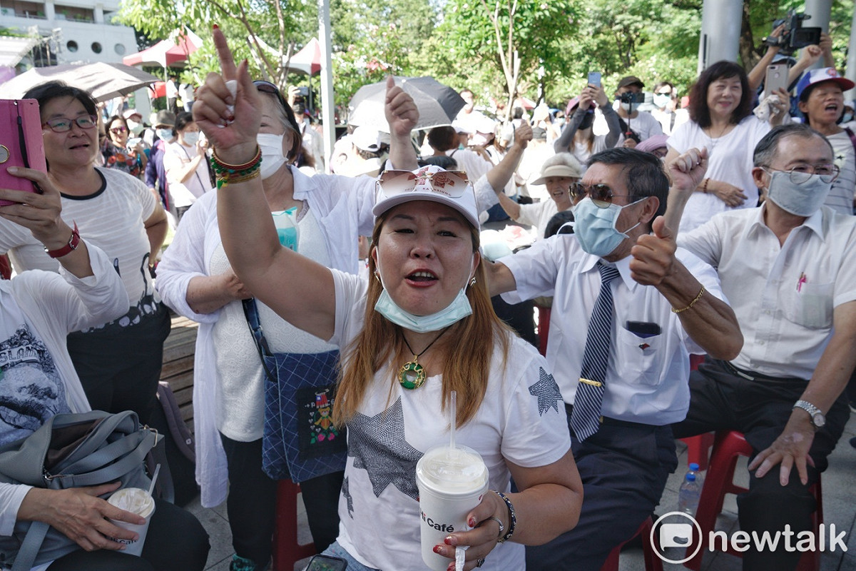 韓粉在活動前激動的高喊：「韓國瑜加油」和「蔡英文下台」等口號。 圖：張良一/攝