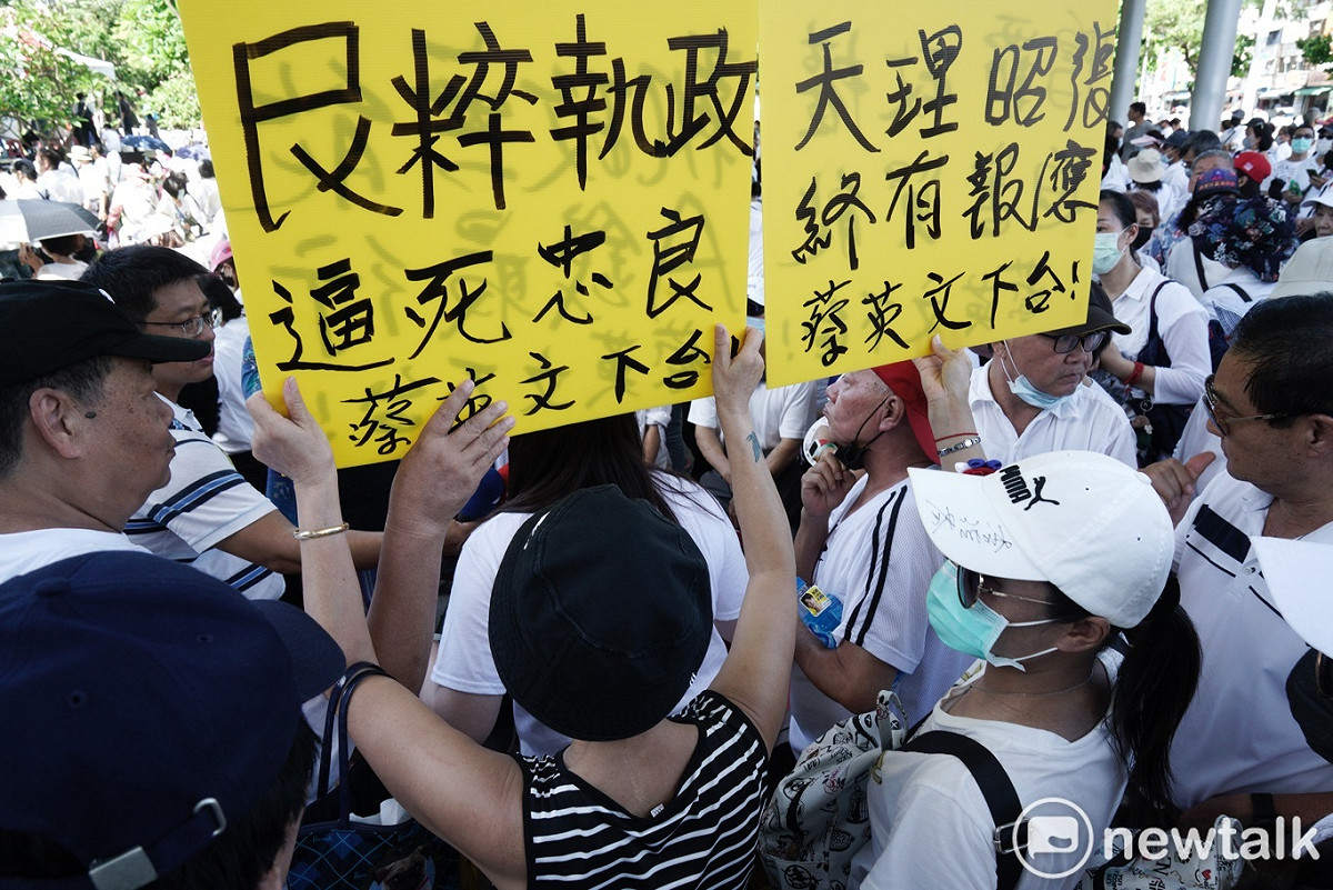 韓粉高舉蔡英文下台手舉牌。 圖：張良一/攝