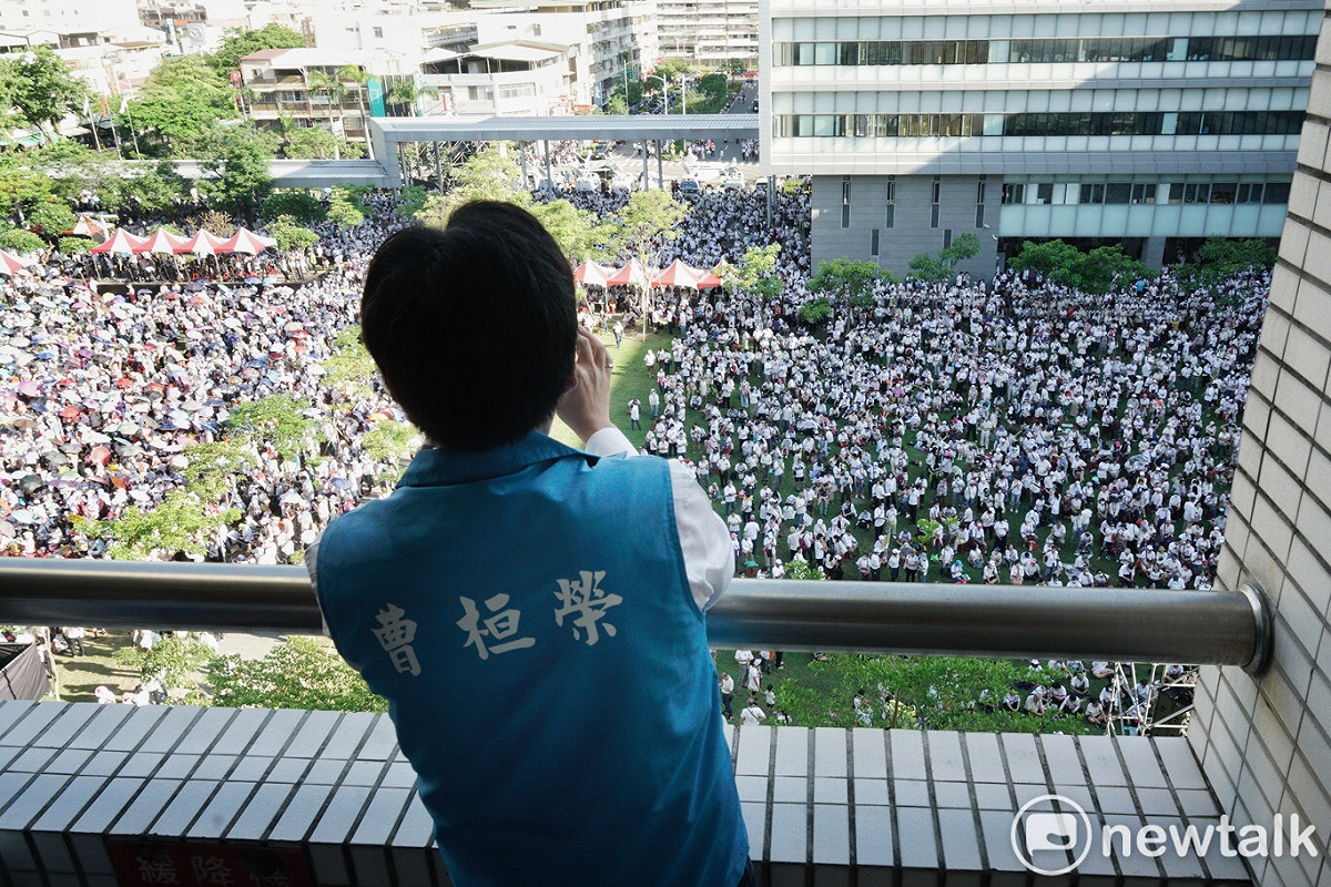 民政局長曹桓榮在辦公大樓看著前來道別的市民，今天也是他在高市府最後一天的上班日。 圖：張良一/攝