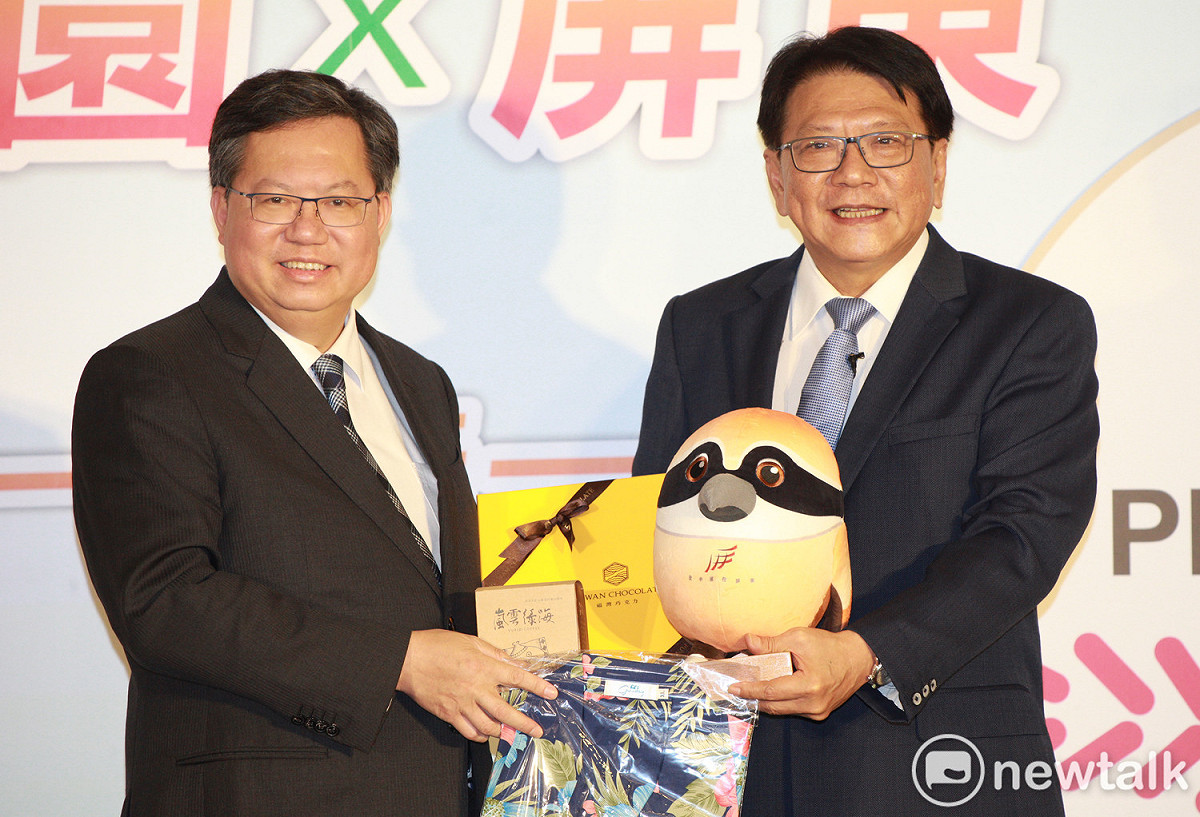 屏東縣長潘孟安（右）贈送屏東縣在地伴手禮給桃園市長鄭文燦（左），並邀鄭７月中旬到屏東參加全運會活動。 圖：林昀真／攝