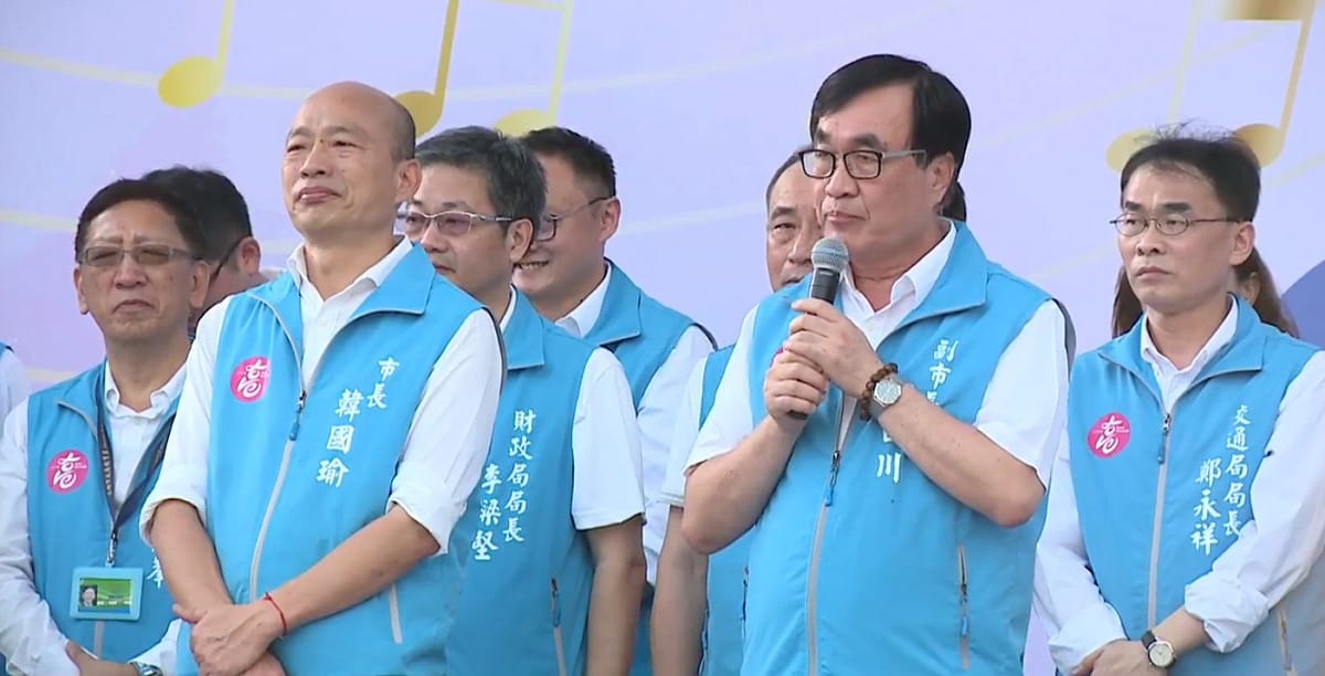 市府團隊一一在台上與市民道別。 圖：翻攝自韓國瑜臉書