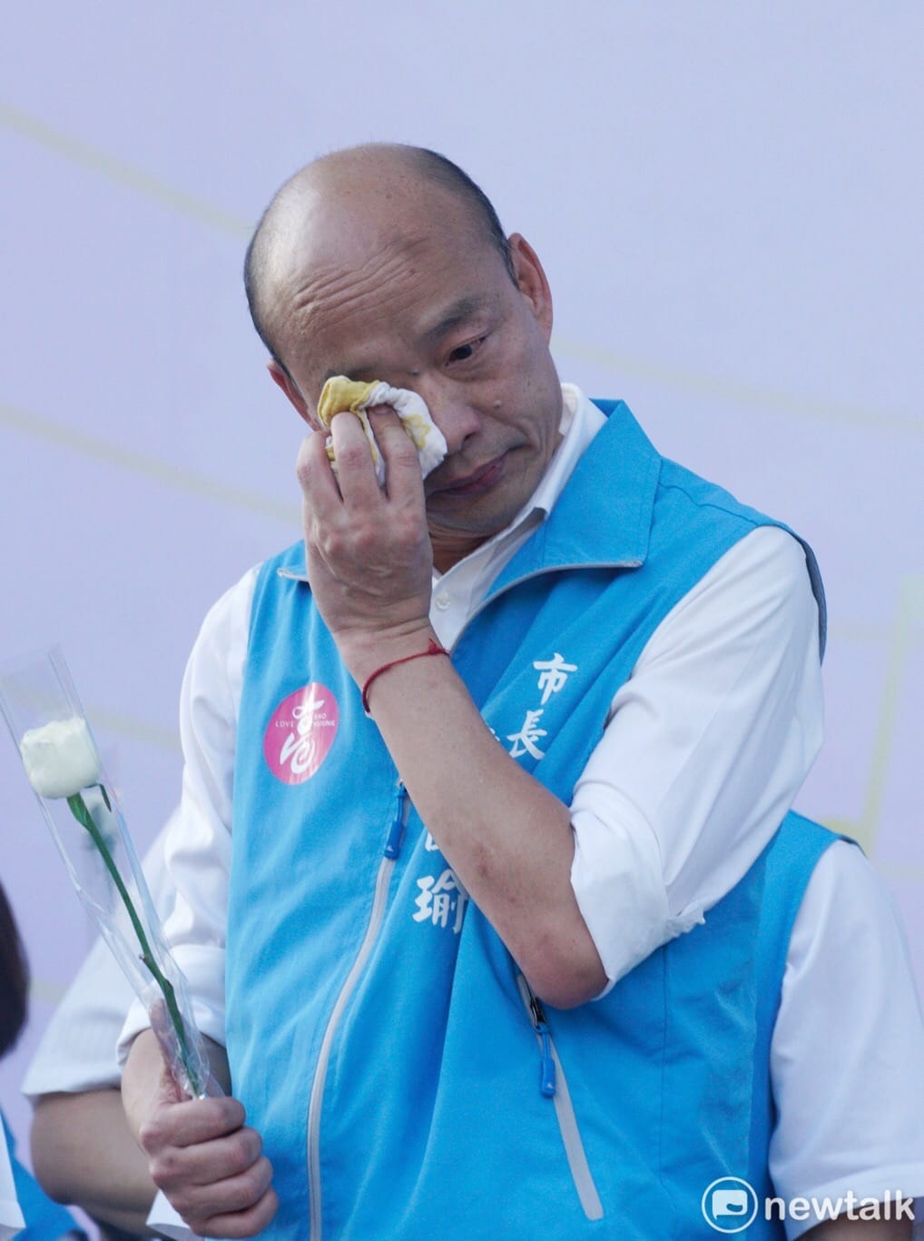 今天是高雄市政府團隊最後一個上班日，韓國瑜在鳳山行政中心草坪與市民道別。 圖：張良一／攝