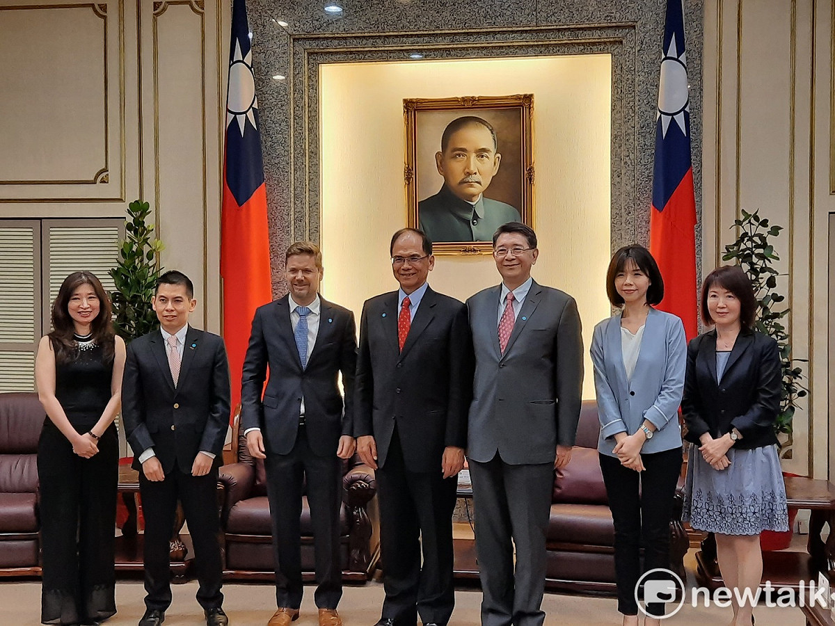 游錫堃會見「加拿大駐台北貿易辦事處」代表芮喬丹等一行3人。 圖 : 陳佩君/攝