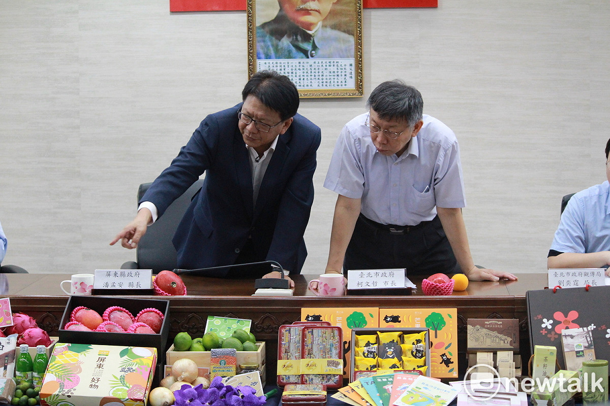 屏東縣長潘孟安（左）、台北市長柯文哲（右）合體推觀光。 圖：周煊惠 ／攝