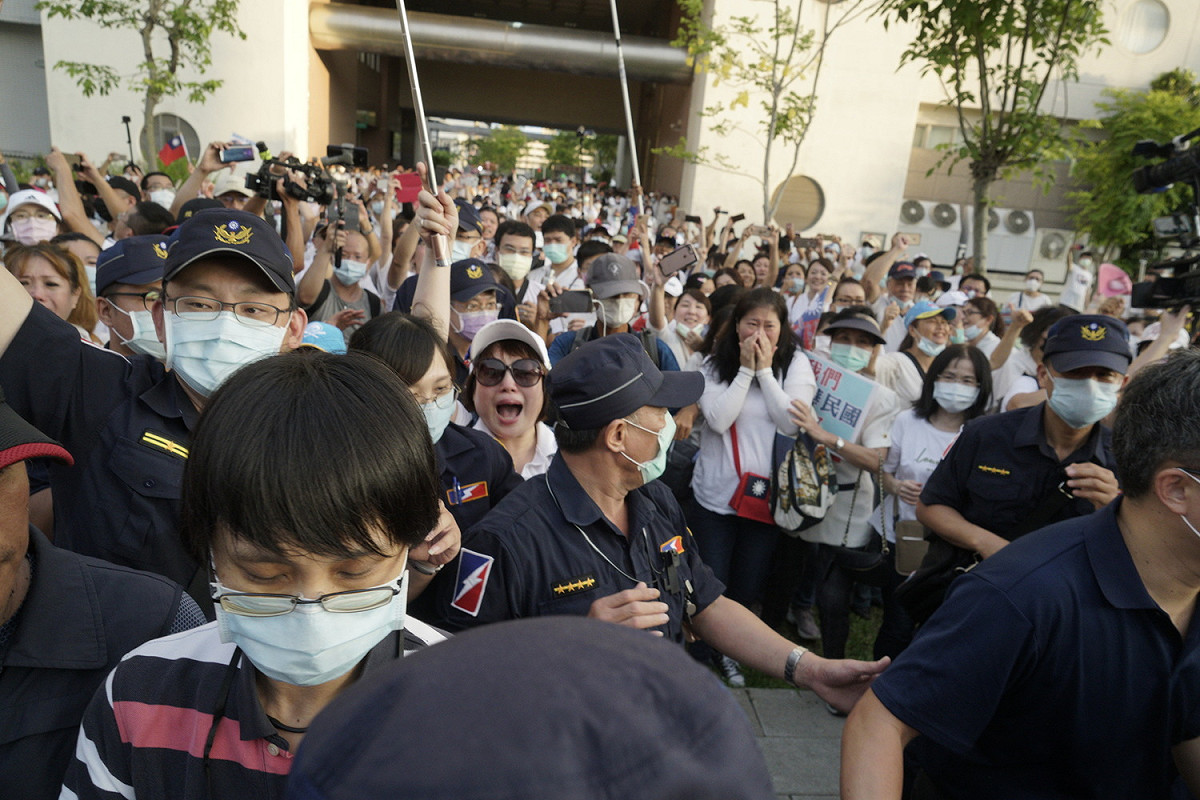韓國瑜離開鳳山市政中心，支持者追上去，不捨之情溢於言表。 圖：張良一/攝
