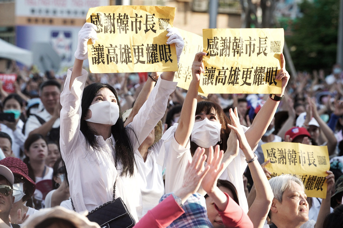 支持者高舉「感謝韓市長讓高雄更耀眼」牌子，向韓國瑜致謝。 圖：張良一/攝