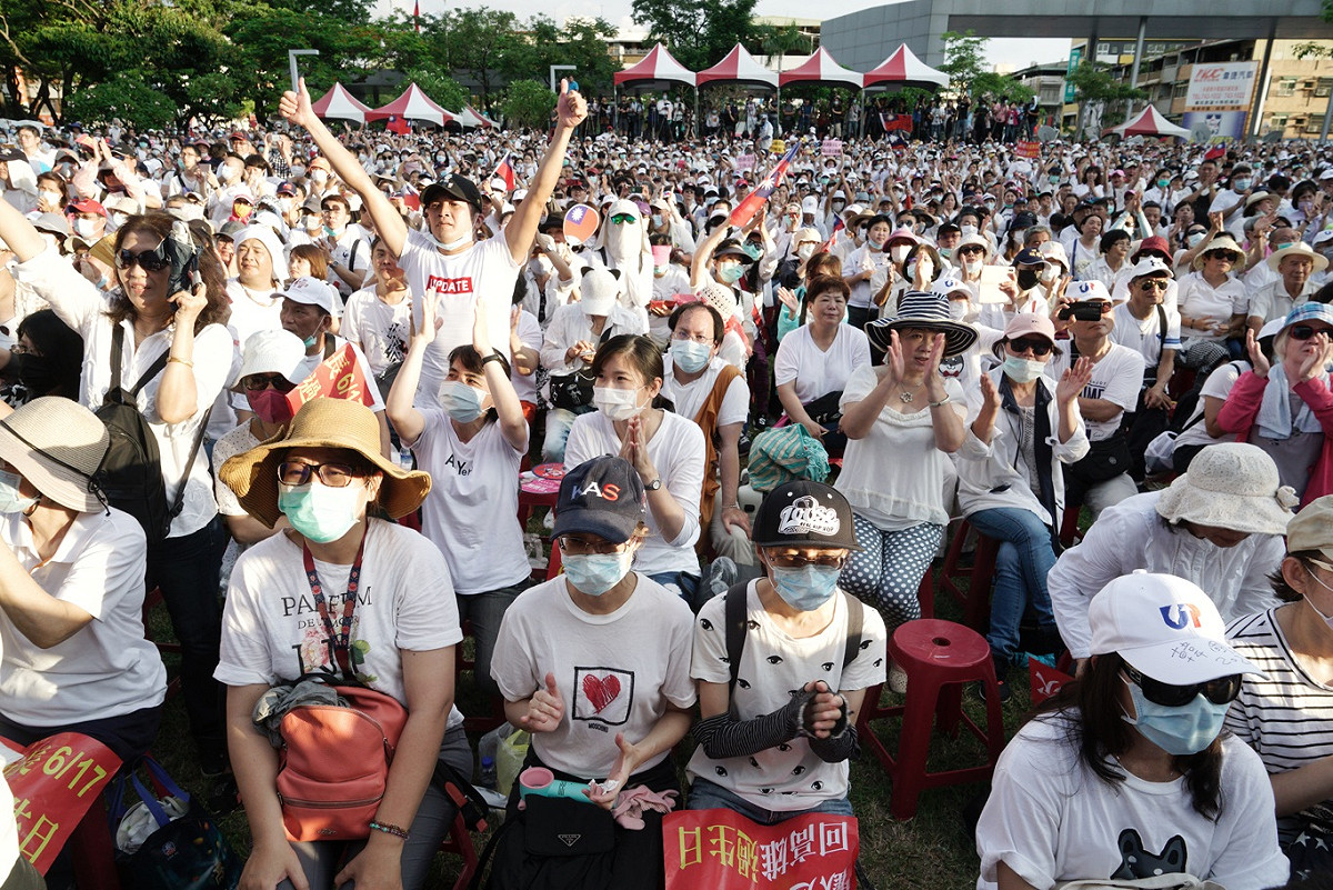 現場上萬名韓粉對著被罷免的韓國瑜高喊：「我挺韓我驕傲！」。 圖：張良一/攝（資料照片）