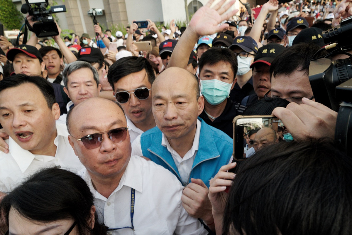 韓國瑜在大批韓粉簇擁後，結束在高雄市政府的最後一天上班日，韓離去時，神情顯得落寞。 圖：張良一/攝