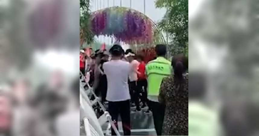一群中國大媽疑似為了拍影片，直接在玻璃橋上集體大跳廣場舞。 圖：翻攝微博