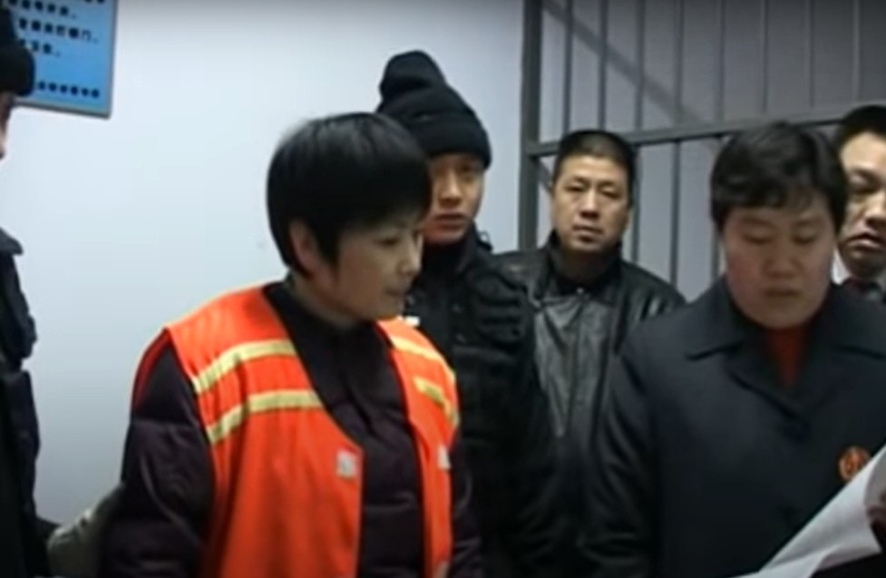 1名中國女死囚臨刑前對著鏡頭說：「想聽實話嗎？中國不是法治國家，是人治國家！」 圖：翻攝舊視頻備份 YouTube