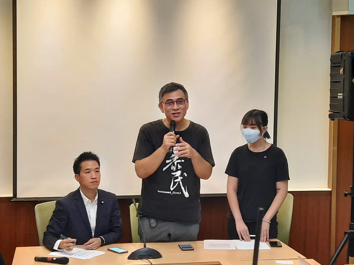何志偉、導演周世倫召開「反送中周年！千里送家書，台港聯手 捍衛自由」記者會。 圖:陳佩君/攝