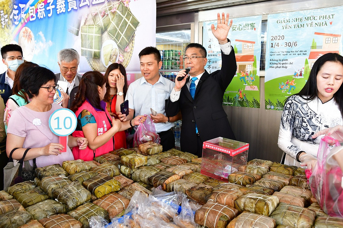 內政部長徐國勇今（12）日展現叫賣功力，將近400顆越南四方粽現場義賣一空。 圖：內政部提供