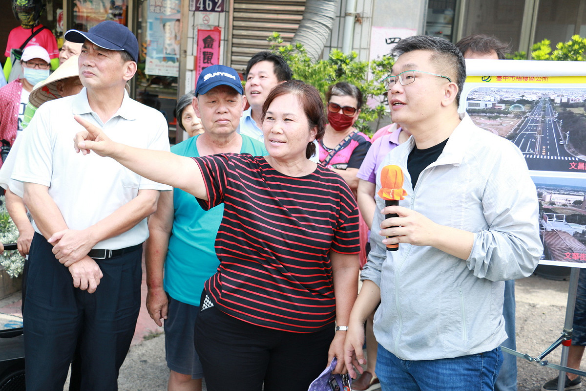 蔡其昌爭取經費完成路平工程，鄉親們都笑開懷。 蔡其昌服務處/提供