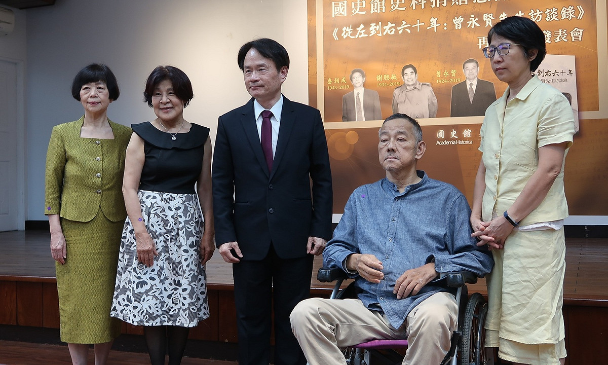 國史館館長陳儀深（左三）與麥朝成的夫人林素貞（左一）、謝聰敏的夫人邱幸香女士及曾永賢兒子曾志遠（右一、右二）夫婦合影 圖：林朝億/攝