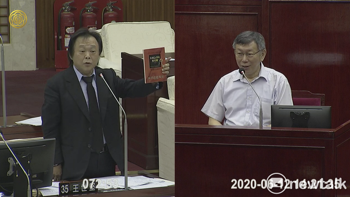 民進黨議員王世堅贈送「先別急著吃棉花糖」一書給台北市長柯文哲。 圖：翻攝台北市議會直播