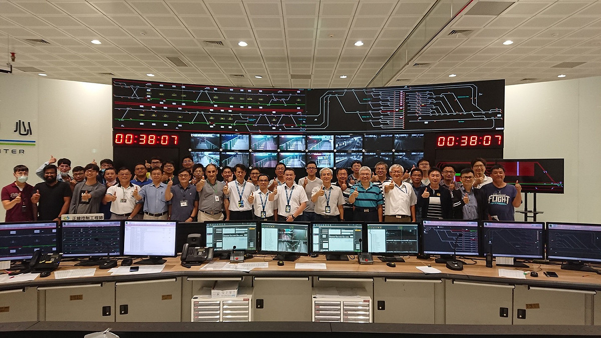 中捷通過7天「穩定性測試」，工作人員合影留念。 台中市政府/提供
