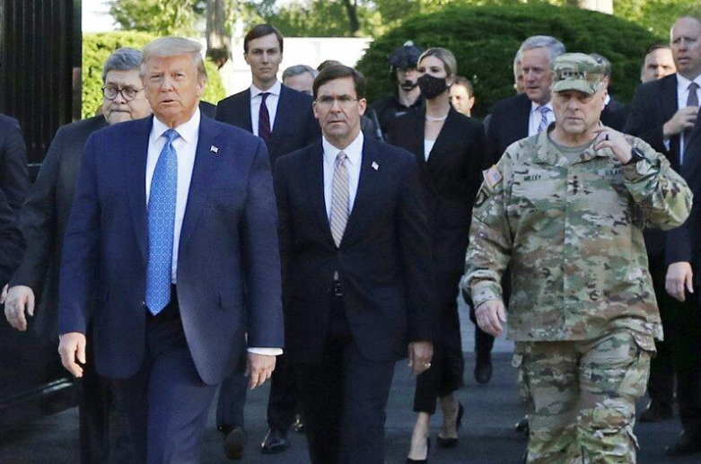 美軍參謀長聯席會議主席馬克・米利(右一)11日因著軍裝陪同美國總統川普至教堂前拍照道歉。 圖：翻攝自環球網