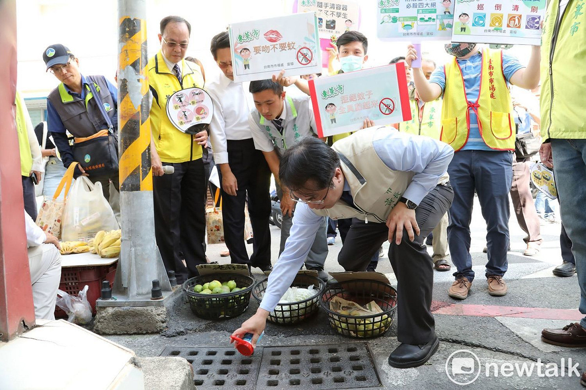 台南市全面嚴防登革熱，台南市長黃偉哲今日率領環保局、衛生局、經發局及當地志工前往東菜市進行宣導並親自投藥，超前部署展開孳清工作。 圖：黃博郎／攝(資料照片)