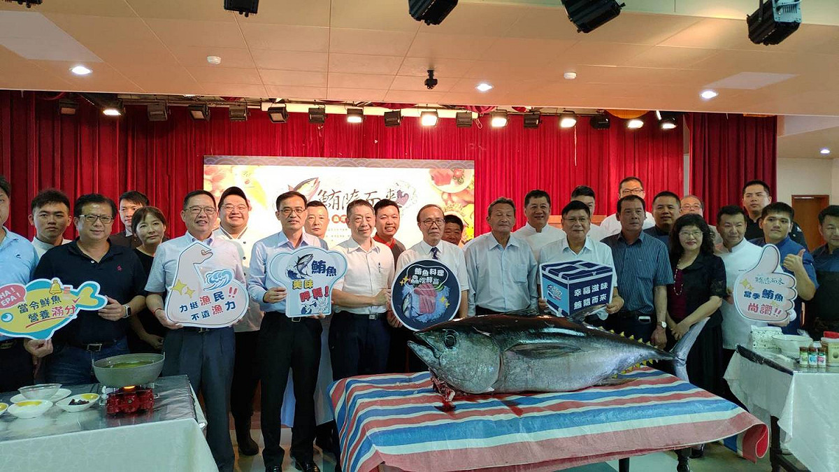 農委會副主委陳添壽(前排右八)說明，防疫新生活時代來臨，依據中央流行疫情指揮中心指揮官陳時中公告「6/7全台大解封」，歡迎民眾品嚐鮪魚料理 圖：黃耀寬/提供