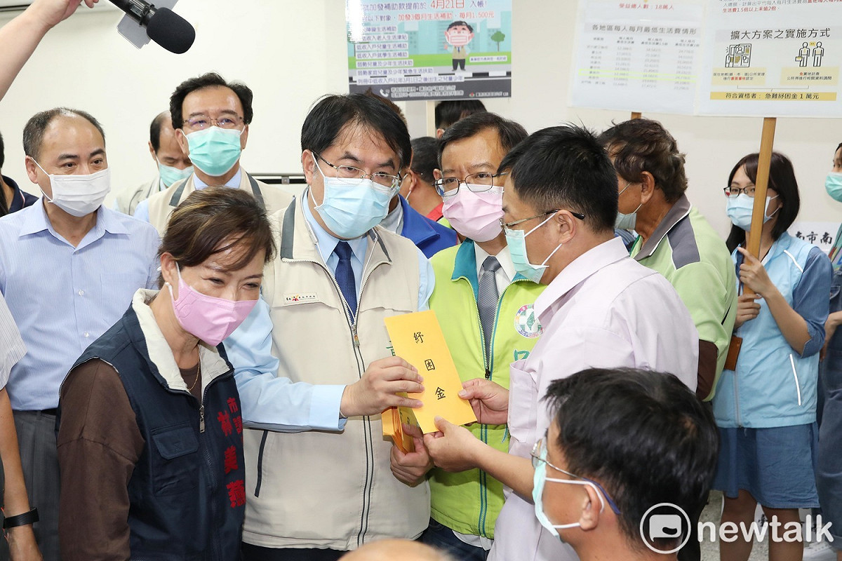 臺南市無保紓困及農保紓困的實際核撥情形，至今已累計核撥157,569人次，萬元紓困核撥人次為六都第一，更勇奪全國第一。 圖：黃博郎／攝