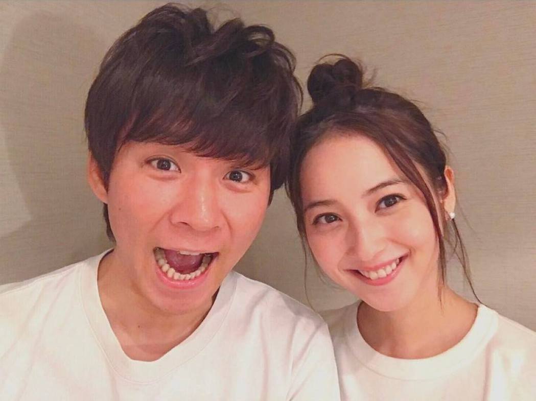 日本女星佐佐木希(右)已把在IG上，與老公渡部建(左)的結婚合照刪掉了。 圖：翻攝Instagram