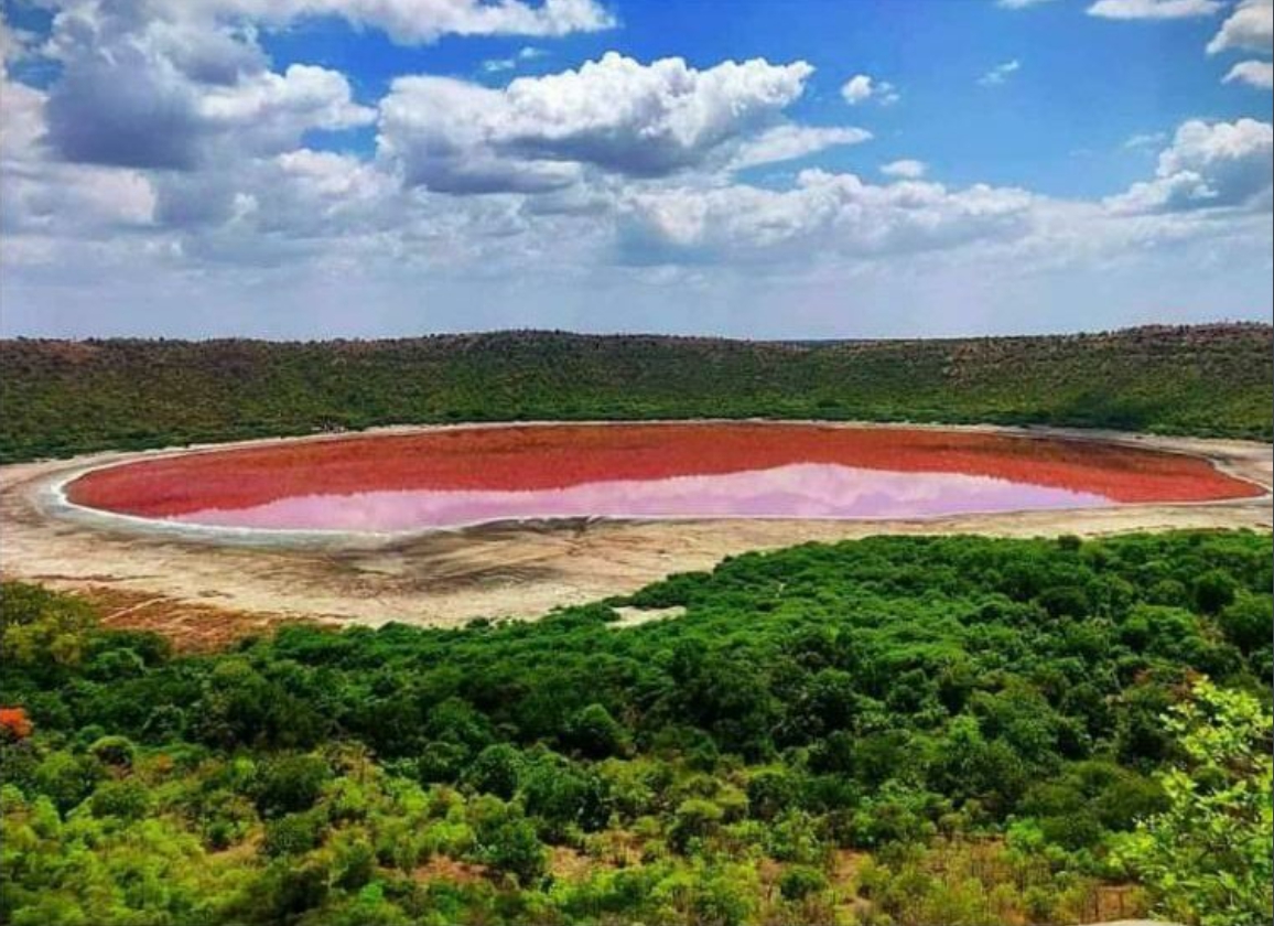 印度馬哈拉施特拉邦的觀光勝地「羅娜湖（Lonar Lake）」，近日湖水突然轉變為粉紅色。 圖：翻攝自推特