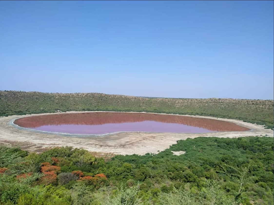 印度馬哈拉施特拉邦的觀光勝地「羅娜湖（Lonar Lake）」，近日湖水突然轉變為粉紅色。 圖：翻攝自推特