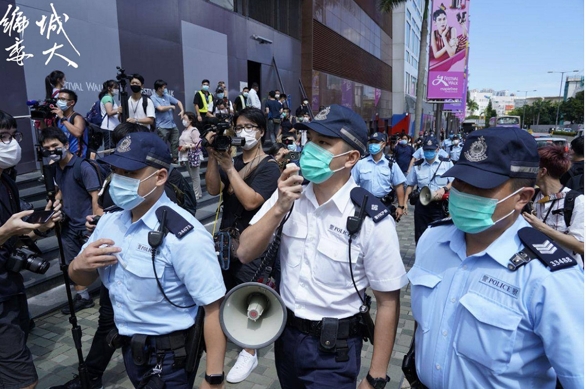人鏈一度綿延至「又一城」商場，警方隨即以「違反限聚令及參與未經批准的集結」驅離學生。 圖：翻攝自香港城大學生會編輯委員會 臉書