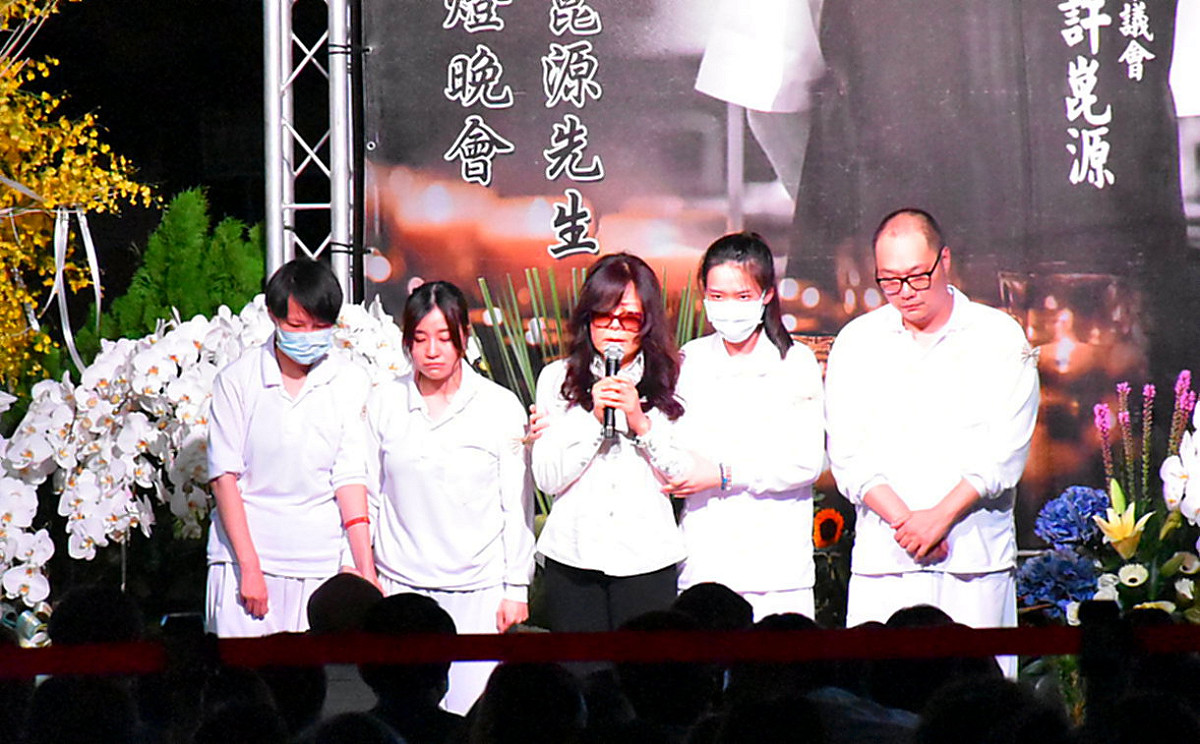 許崑源遺孀林絲娛(中)率家屬感謝各界。(資料照片) 圖：孫家銘/攝