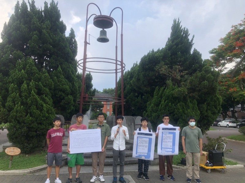 台大學生會昨天下午臨時在傅鐘前開記者會駁斥，指「拆傅鐘」是造謠和抹黑。 圖：台大學生會提供