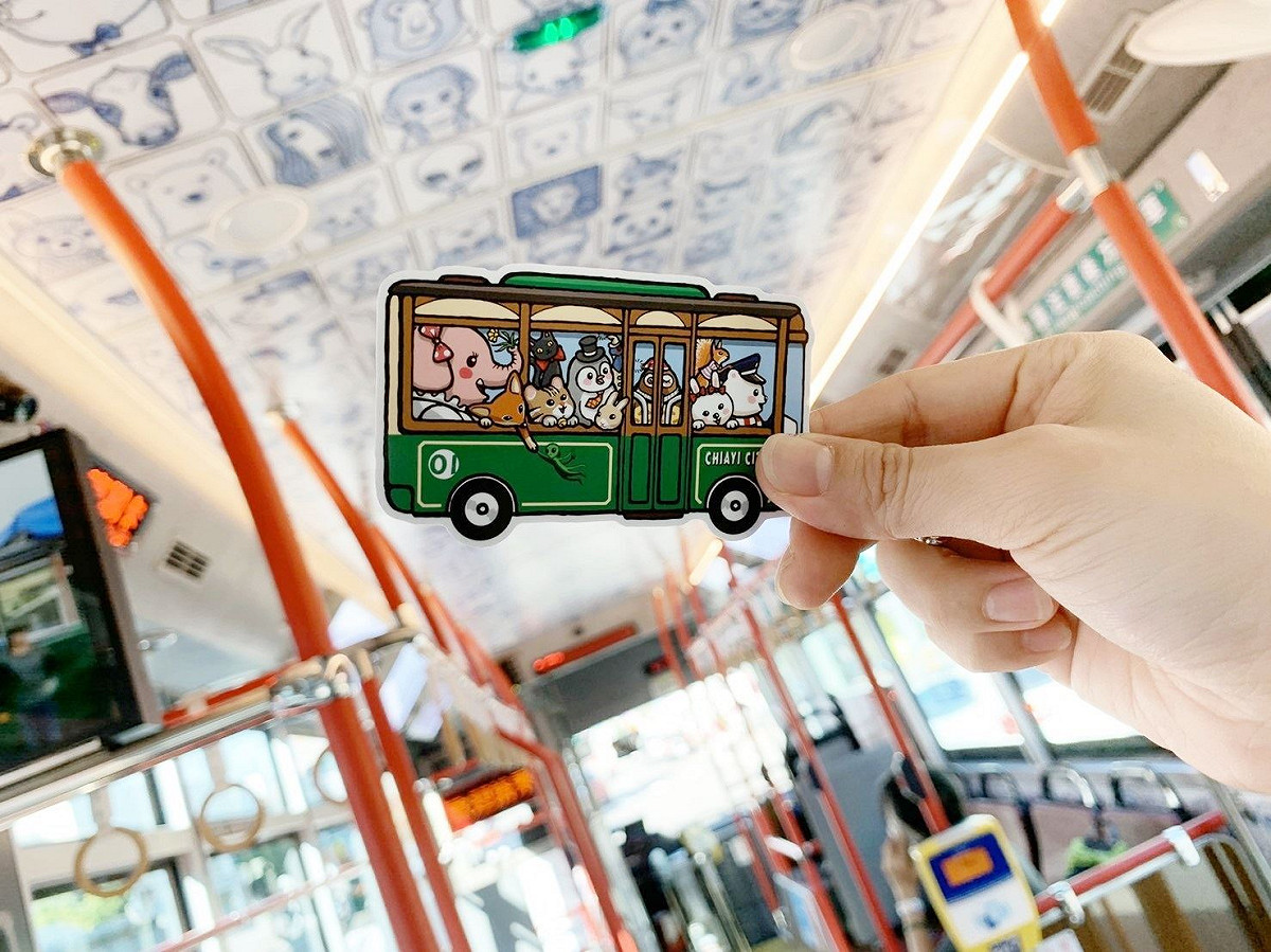 嘉義市推出公車造型悠遊卡，只送不賣。 圖：嘉義市政府／提供