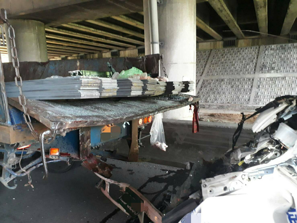 22歲邱姓男子駕駛大貨車13日清晨行經國道1號北上42.2公里處，疑未保持安全距離，追撞前方聯結車，造成車輛扭曲變形，邱姓男駕駛送醫傷重不治。 （國道公路警察局提供）