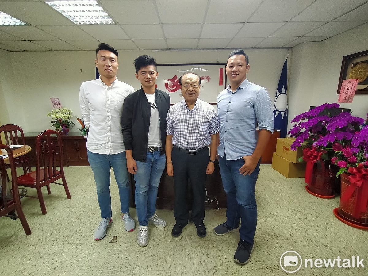 國民黨台中市黨部主委林敏霖（右二）帶領副主委張東玄（左二）、發言人涂力旋（右一）、數位行銷組執行長許育璿（左一）以老幹新枝的全新團隊，開創國民黨台中市黨部新風貌。 圖：唐復年/攝