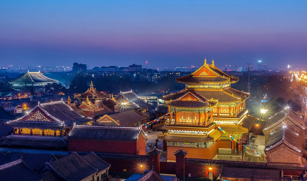 中國稱疫情已漸趨緩，不過近日北京再度爆發多起確診，知名景點雍和宮開放3天又關閉。 圖：翻攝北京映像臉書