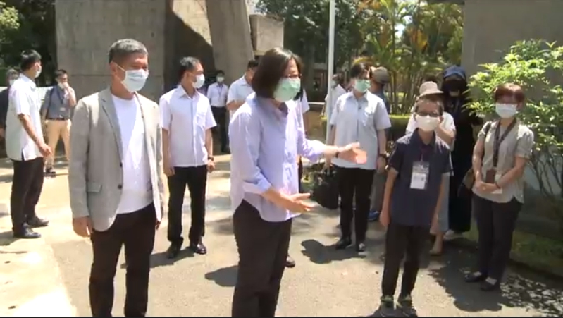 蔡英文總統今天前往國家人權博物館參觀「我是兒童，我有權利」兒童權利公約頒布30週年主題特展。 圖：總統府/提供（資料照片）