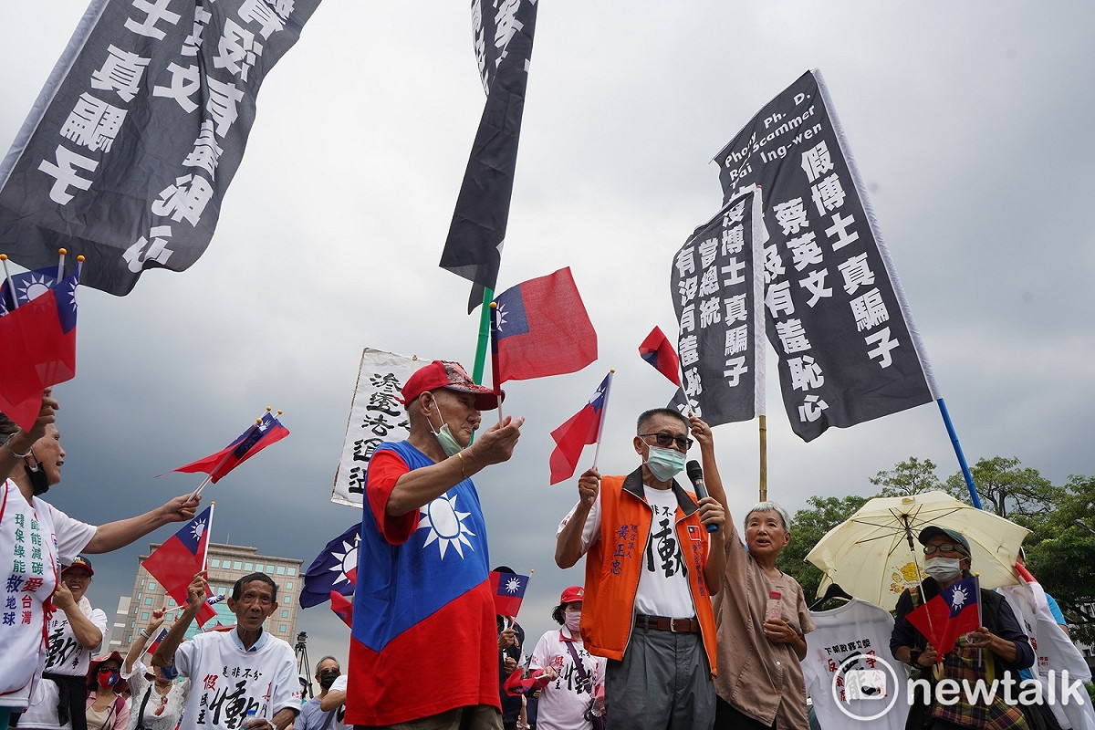 黃正忠號召庶民上凱道為高雄市議長許崑源討公道。 圖：林昀真/攝