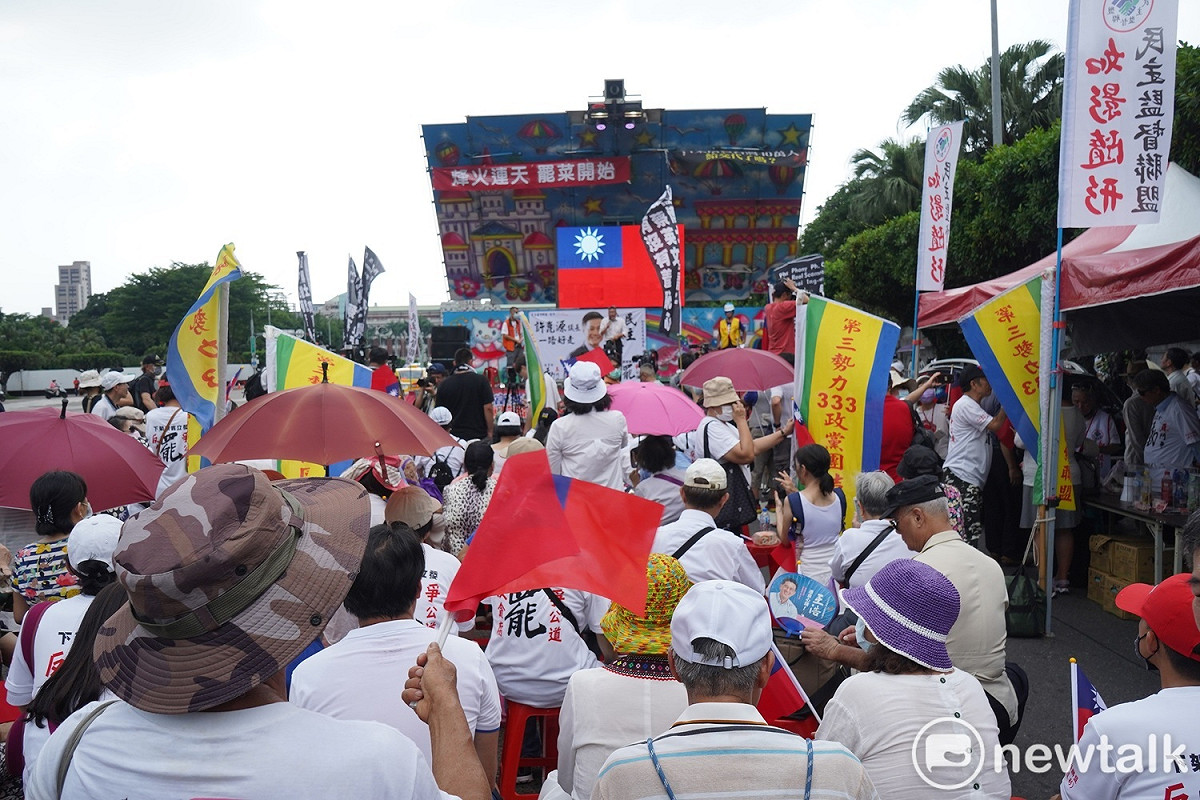 黃正忠號召庶民上凱道為高雄市議長許崑源討公道，現場開放民眾登記發言。 圖：林昀真/攝