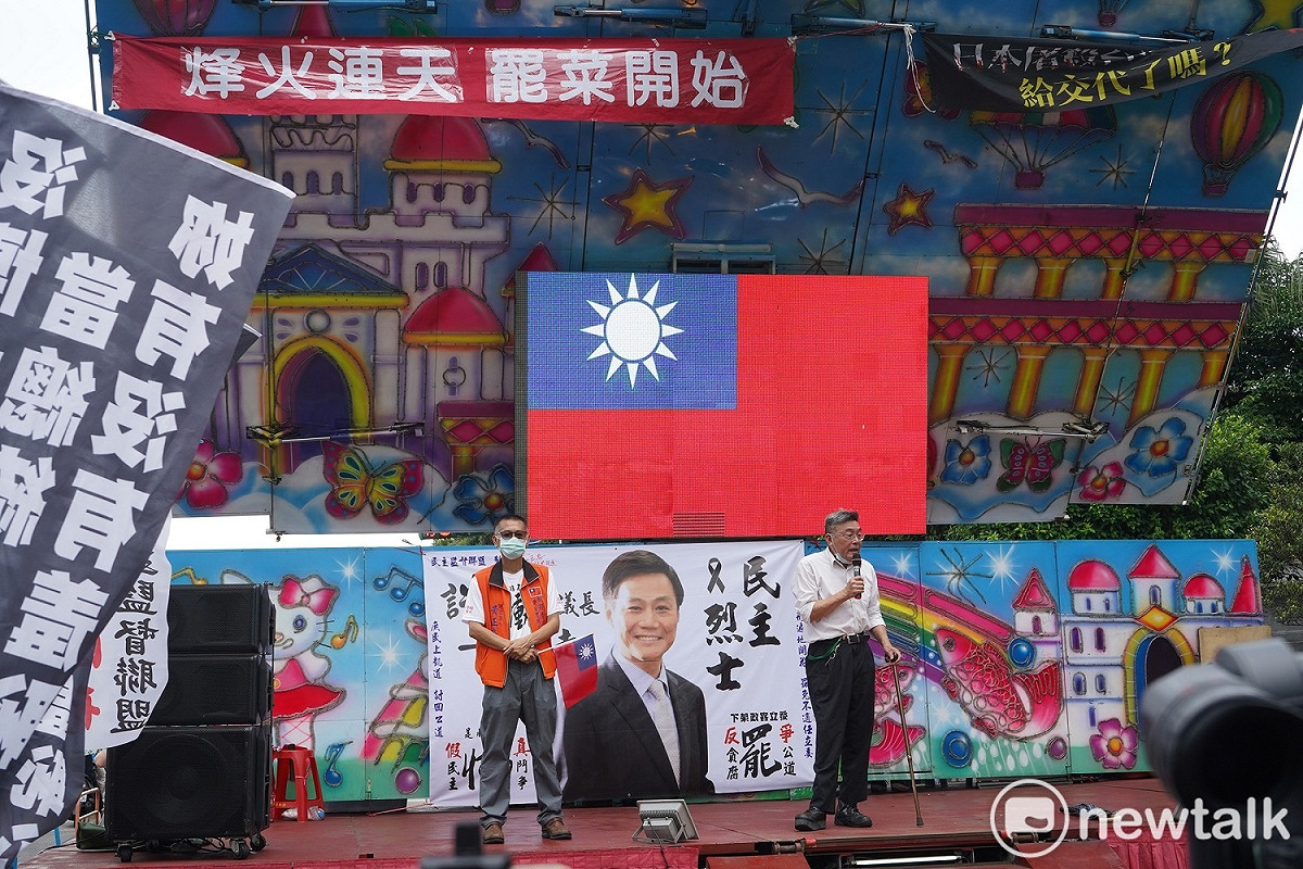 黃正忠號召庶民上凱道為高雄市議長許崑源討公道，現場開放民眾上台發表心聲。 圖：林昀真/攝