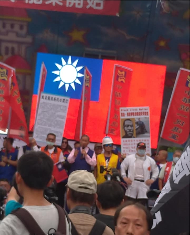 統促黨主席白狼張安樂出席民主監督聯盟總召黃正忠今(13)日號召的凱道活動，驚見黑人佛洛伊德「Black Lives Matter」旗子。 圖：翻攝自韓國瑜市長後援會 社團