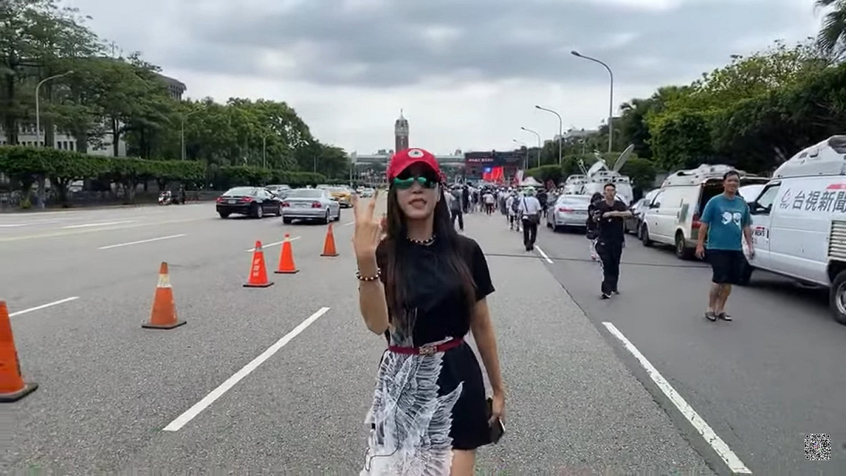 挺韓直播主高鈞鈞今日前往凱道，現場直播由民主監督聯盟號召的抗議活動。 圖：翻攝自高鈞鈞的youtube頻道