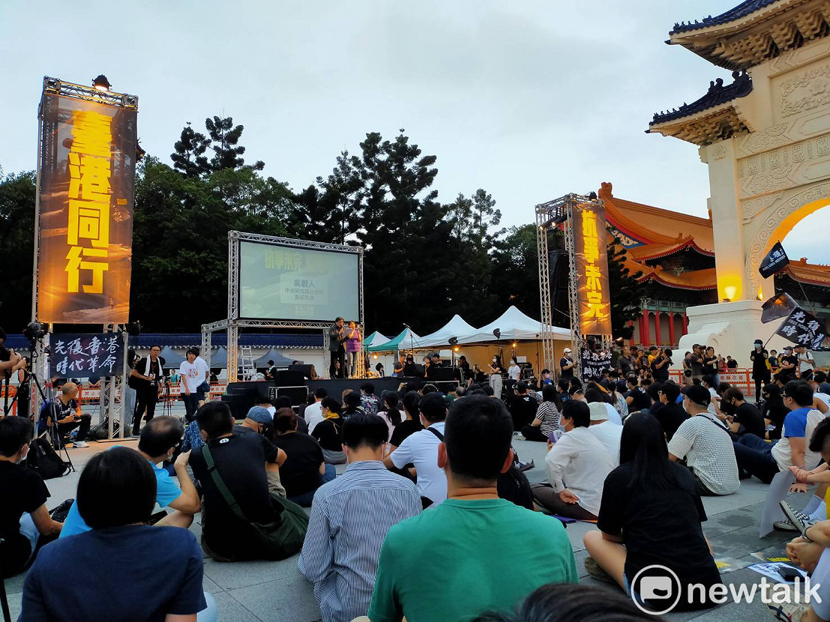 香港反送中運動滿周年，多個公民團體發起「抗爭未完，台港同行——反送中一週年613晚會」在自由廣場登場。 圖：林昀真/攝