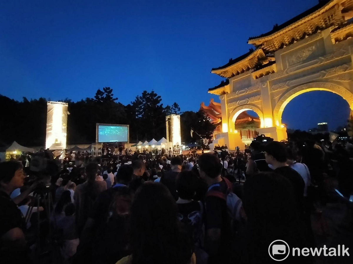 台灣多個民間團體今（13）發起「抗爭未完，台港同行」一週年晚會。 圖 林昀真／攝