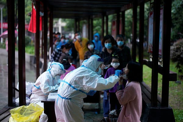 北京對5月30日以來與新發地有密切接觸人員核酸檢測。 圖：翻攝自人民日報（資料照）