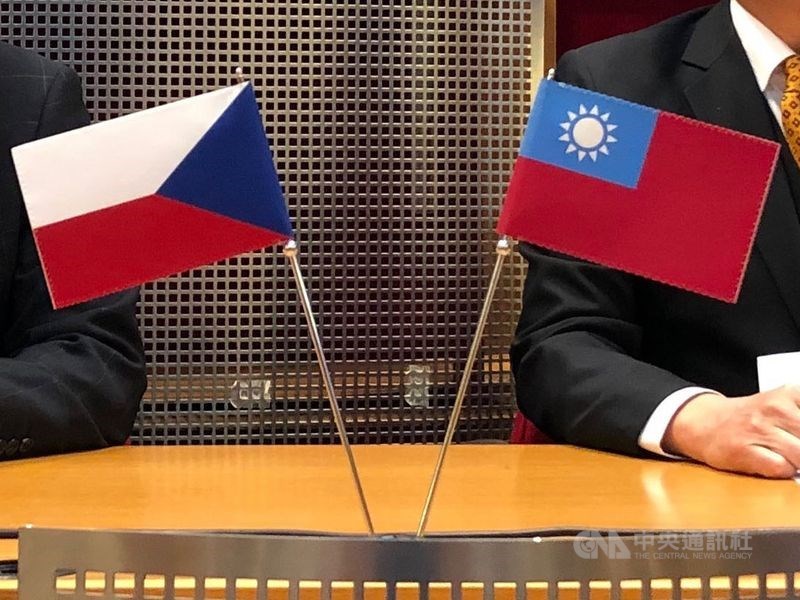 根據經濟部統計，捷克為台灣在歐洲第4大投資國，指標性製造業包括鴻海、華碩等大廠均插旗當地設廠投資。圖為捷克及中華民國國旗。 圖/中央社