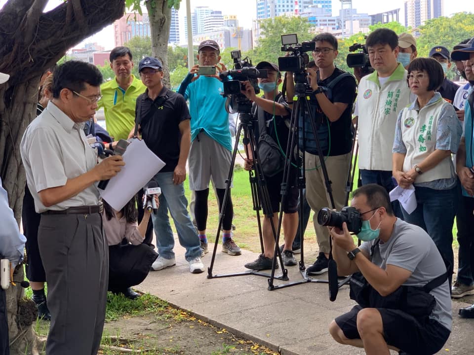 楊明州接任代理市長後，於今日展開第一個公開行程。他上午前往七賢抽水站進行視察，聽取水利局簡報。 圖：翻攝自高雄市議員簡煥宗臉書