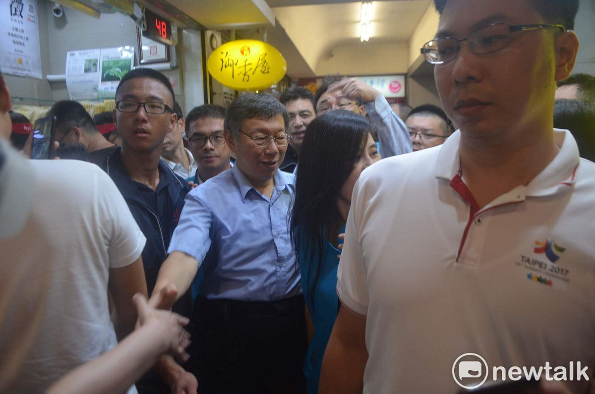 台北市長柯文哲曾造訪嘉義市文化路夜市，掀起旋風。 圖：蔡坤龍/攝（資料照）
